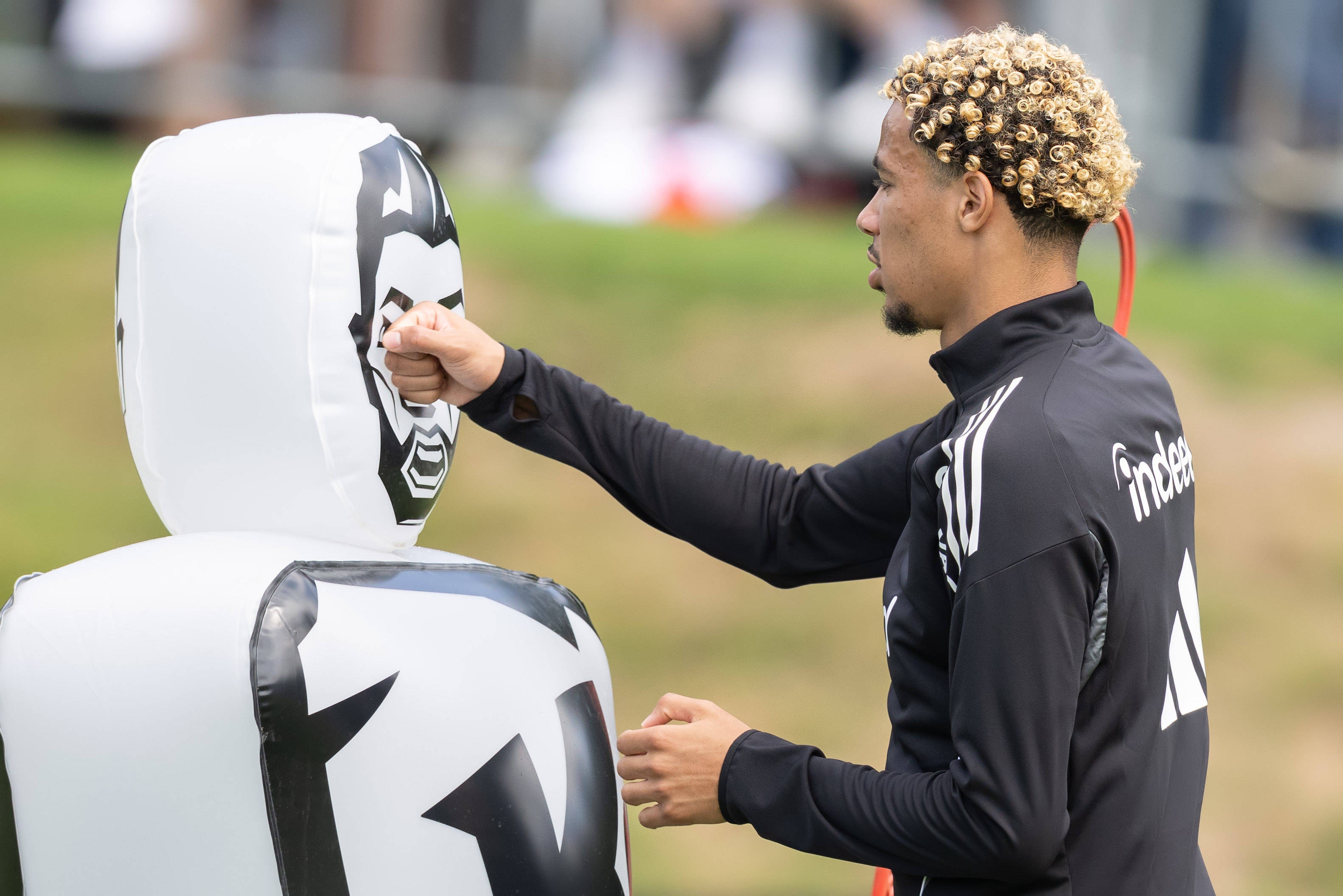 一竞技-图片报：纽卡希望1亿欧签下埃基蒂克 新月表态不缺钱但球员不想去